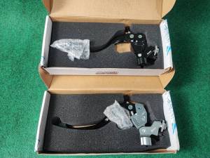 อดิลิน อะดิลิน มือครัชสาย โลโก้ขาว Adelin มี2สี เทา ดำ ใส่ได้ทุกรุ่น รุ่นใหม่ 2022 รุ่นนี้มีตัวใส่กระจกมองข้างได้ ปรับได้ ของแท้ มีประกัน