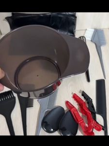 ชุดเครื่องมือดัดผมและย้อมผม / ชุดดูแลเส้นผมที่บ้าน ประกอบด้วยผ้าคลุม ชามบำรุงผม หวี แปรงขนนุ่ม และอุปกรณ์จัดแต่งทรงผมระดับมืออาชีพอื่นๆ