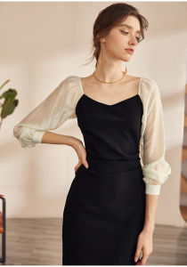 Đầm đen dáng ôm phối tay trắng cổ trái tim cột dây