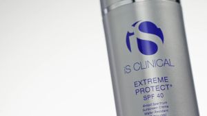 iS CLINICAL Extreme Protect SPF 40 Tinted Sunscreen Daily Face Moisturizer with SPF Hydrating Treatment Sunscreen