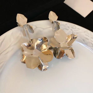 เข็มสีเงินหวานของต่างหูดอกไม้ ที่มีเอกลักษณ์เฉพาะตัว