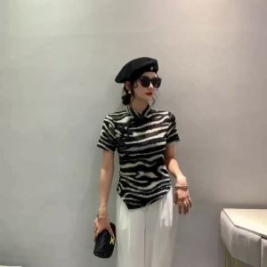 AMMIN เสื้อเบลาส์กระดุมวินเทจอัพของผู้หญิงจีนเสื้อเบลาส์หรูหราเสื้อสไตล์แขนสั้นเสื้อสตรีชีฟองลายไม่เหมือนใครสำหรับฤดูร้อน2024