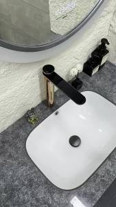 LDIES New Bathroom Basin Faucet Single Lever hot and cold LED Display Crane Brass Sink mixer Brush Rose Gold Tap Q9H4K