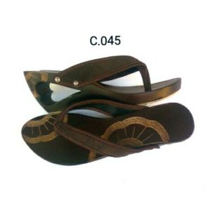 Sandal Bakiak Wanita Jepit Ukiran Kipas