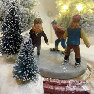 2021 EAS CV Christmas Village Ice Skating Rink (3 skaters included) by the lighted christmas tree 16 x 16 x 23 cm Figurine (Battery operated - AA not included) Display Figurine  Holiday (Lemax-inspired) by Everything About Santa (Christmas decors)