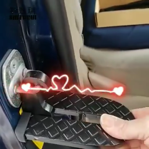 บันไดประตูรถแบบพับได้ที่เหยียบติดหลังคารถแบบราวหลังคาพับได้ตะขออเนกประสงค์รถด้วยค้อนกระบองยืดสำหรับตั้งแคมป์