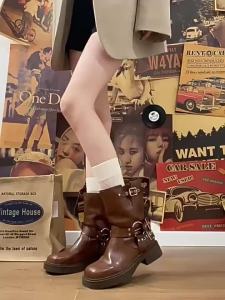 วากิ 2023 รองเท้าบูทคาวบอยตะวันตกใหม่สไตล์อังกฤษสายรัดโลหะหัวเข็มขัดส้นหนารองเท้าขี่มอเตอร์ไซค์ผู้หญิง