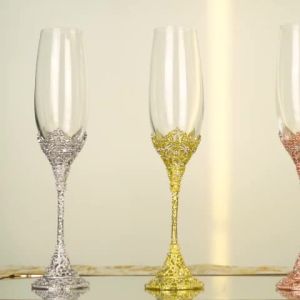 Relief Flute Champagne Glass Light Luxury Crystal Glass with Rhinestone Metal Bottom Goblet Suitable for Couples Wedding Gifts.