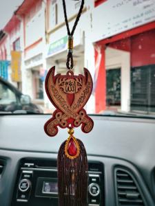 Loket Gantung Kaligrafi Kayu Arabik Rumbai Eksklusif – Hiasan Dalam Kereta & Rumah (Rekaan C)