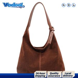 กระเป๋าสะพายไหล่ผู้หญิงสไตล์คลาสสิกทำจากหนัง Suede พร้อมแม่เหล็กปิดใช้งานง่ายเหมาะสำหรับการใช้งานประจำวันและเดินทางในสีเบจ