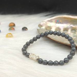 “พราว” สร้อยข้อมือ หินเฮมาไทด์ (Hematite) 🩶🩶 เจียรเหลี่ยม หินแห่งการปกป้อง ขนาดหิน 6 มิล + ปี่เซี๊ยะเงินแท้ ขนาดยาว 1.5 ซม. เรียกทรัพย์และเสริมความมั่งคั่ง
