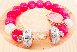 กำไลข้อมือ สร้อยข้อมือ หินมงคล พระแม่ลักษมีปางนั่งเล็ก สีผึ้งหัวใจครูบากฤษณะ หินสตรอเบอรี่ควอตซ์และไอซ์ควอตซ์