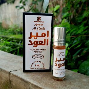 Parfum AMEER AL OUDH Bin Rohim Kemasan 6ml\\n\\nParfum AMEER AL OUDH Bin Rohim Roll 6ml Perbox isi 6 Pcs\\n\\n Apa Itu Parfum AMEER AL OUDH Bin Rohim?\\n\\nParfum AMEER AL OUDH Bin Rohim adalah parfum premium yang dirancang khusus untuk pria yang mencari aroma elegan dan tahan lama. Parfum ini menawarkan wangi Oud yang kuat dan berkelas, cocok digunakan untuk acara formal maupun informal. Parfum AMEER AL OUDH Bin Rohim tersedia dalam kemasan roll-on 6ml, dengan setiap kotak berisi 6 botol.\\n\\n Komposisi Parfum AMEER AL OUDH Bin Rohim\\n\\nParfum AMEER AL OUDH Bin Rohim terbuat dari bahan-bahan berkualitas tinggi yang dipilih dengan teliti. Komposisi utamanya adalah minyak Oud, yang merupakan bahan utama yang memberikan aroma kuat dan tahan lama. Selain itu, parfum ini juga mengandung bahan-bahan lain seperti minyak essensial dan alkohol yang membantu mempertahankan aroma dan memberikan tekstur yang halus.\\n\\n Keunggulan Parfum AMEER AL OUDH Bin Rohim\\n\\nParfum AMEER AL OUDH Bin Rohim memiliki beberapa keunggulan yang menjadikannya pilihan yang tepat bagi pria yang mencari aroma elegan dan tahan lama. Beberapa keunggulan parfum ini antara lain:\\n\\n- Aroma kuat dan tahan lama\\n- Komposisi bahan berkualitas tinggi\\n- Desain kemasan yang elegan dan praktis\\n- Harga terjangkau\\n\\n Cara Menggunakan Parfum AMEER AL OUDH Bin Rohim\\n\\nBerikut adalah langkah-langkah menggunakan Parfum AMEER AL OUDH Bin Rohim:\\n\\n1. Pastikan kulit Anda bersih dan kering sebelum menggunakan parfum.\\n2. Goyangkan botol parfum sebelum digunakan untuk memastikan bahan-bahan tercampur rata.\\n3. Tempelkan roll-on pada area kulit yang diinginkan, seperti leher, siku, atau pergelangan tangan.\\n4. Biarkan parfum meresap selama beberapa menit sebelum memakai pakaian.\\n\\nBerikut adalah beberapa tips menggunakan Parfum AMEER AL OUDH Bin Rohim:\\n\\n- Gunakan parfum setelah mandi atau sebelum tidur untuk hasil yang lebih tahan lama.\\n- Hindari penggunaan parfum pada area kulit yang terlalu panas atau lembab.\\n- Jangan menggosok area kulit yang telah dioleskan parfum, karena dapat mengubah aroma parfum.\\n\\n Kelebihan Parfum AMEER AL OUDH Bin Rohim\\n\\n Kelebihan Fragrance Parfum AMEER AL OUDH Bin Rohim\\n\\nParfum AMEER AL OUDH Bin Rohim memiliki aroma Oud yang kuat dan tahan lama, cocok digunakan untuk acara formal maupun informal. Aroma Oud memberikan kesan elegan dan berkelas, menjadikan parfum ini pilihan yang tepat bagi pria yang mencari aroma premium.\\n\\n Kelebihan Kemasan Parfum AMEER AL OUDH Bin Rohim\\n\\nParfum AMEER AL OUDH Bin Rohim tersedia dalam kemasan roll-on 6ml, dengan setiap kotak berisi 6 botol. Kemasan ini praktis dan mudah dibawa kemana-mana, cocok digunakan saat bepergian atau sebagai hadiah. Selain itu, kemasan parfum ini juga dilengkapi dengan tutup yang aman, sehingga dapat melindungi aroma parfum dari kerusakan.\\n\\n Kesimpulan\\n\\nParfum AMEER AL OUDH Bin Rohim adalah parfum premium yang dirancang khusus untuk pria yang mencari aroma elegan dan tahan lama. Parfum ini memiliki komposisi bahan berkualitas tinggi, aroma Oud yang kuat dan tahan lama, serta kemasan yang elegan dan praktis. Parfum AMEER AL OUDH Bin Rohim tersedia dalam kemasan roll-on 6ml, dengan setiap kotak berisi 6 botol. Parfum ini cocok digunakan untuk acara formal maupun informal, dan dapat menjadi pilihan yang tepat bagi pria yang mencari aroma premium.\"