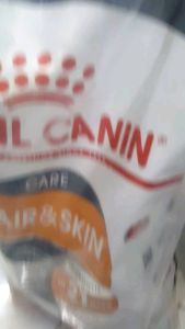 อาหารแมว โรยูล คานิน ROYAL CANIN หนังสือแดง เป็บแบ่งขายถุงละ 1กิโลกรัม สำหรับแมวทุกสายพันธุ์ อายุ 1 ปี ผิวหนัง เส้นขน ของน้องแมว