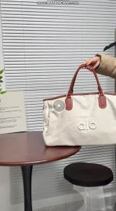 Alo Yoga Contrast Trim Nylon Tote Bag Waterproof Large Capacity Gym Duffle Bag With Detachable Wide Shoulder Strap Women Sports Yoga Travel Overnight Crossbody Handbag