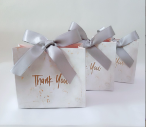 พร้อมส่ง กล่องของขวัญ กล่องขนมกระดาษ ถุงของขวัญ กล่องของชำร่วย  กระเป๋าใส่ของ ราคาถูก