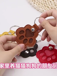 Artistic Leather Pet Hair Organizers Keychain Portable Decorative Pet Hair Keyring Accessory for Pet Owners