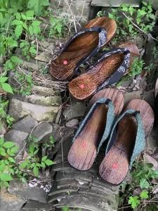 จัดส่งจากจีน [2025] รองเท้าไม้สไตล์ญี่ปุ่นสำหรับผู้ชายแฟชั่นใหม่ cos รองเท้าไม้   รองเท้าแตะแบบไม่ลื่นเพิ่มความสูงสำหรับใช้ในบ้านแบบมีส้นหerringbone 042