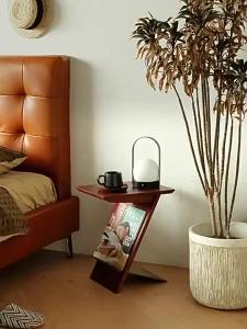 FFBH Luxury Creative Solid Wood Nightstands Bedroom Bed Side Small Table Living Room Removable Side Table Vintage Art Home Decoration Q9Z6P