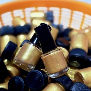 สีแต้มทองชุบ ใช้แต้มเก็บงานทองปลอม องค์พระ มีพู่กันในตัว ใช้งานง่าย เหมาะกับทุกงาน