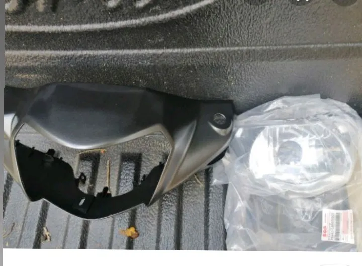 Pha%20%C4%91%C3%A8n%20Suzuki%20Axelo%20h%C3%A0ng%20zin%20ch%C3%ADnh%20h%C3%A3ng%20-%20Image%203