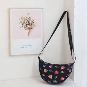 ⚡ กระเป๋าเกี๊ยว ลายเด็กหญิงน้ำตารื้น เนื้อผ้านุ่ม กันน้ำ สายสะพายปรับความยาวได้ ด้านในมีช่องแยกของ ขนาด 34×10×18 cm