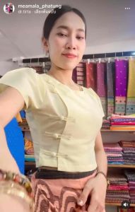 เสื้อมอญประยุกต์ สีครีม สวยละมุนมากค่ะ s= 30-32 ยาว 16 m = 34-36 ยาว 17 l = 38-40 ยาว 18