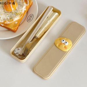 🔥🔥🔥 ชุดตะเกียบ3ชิ้นสำหรับเด็ก ช้อนชีสส้อมตะเกียบข้าวสาลีน่ารักทำจากสเตนเลสสตีลชุดกล่องเก็บอุปกรณ์บนโต๊ะอาหารแบบพกพาสำหรับเด็กนักเรียน