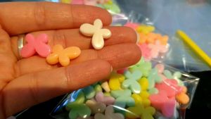 ลูกปัด ลูกปัดผีเสื้อ (50 ชิ้น) ลูกปัดรูปผีเสื้อ ลูกปัดมีรู ลูกปัดคละสี ลูกปัดทำเครื่องประดับ