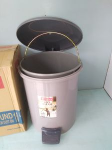 Kotak sampah tutup injak bulat 10lt. C-11 / Lion Star / Plastik