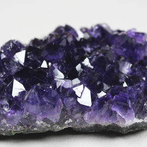 อุรุกวัยธรรมชาติอเมทิสต์คลัสเตอร์อเมทิสต์บล็อกอเมทิสต์ถ้ำตัวอย่างหินหยาบแร่คริสตัลวิทยาศาสตร์เครื่องประดับขนาดเล็กที่นิยม
