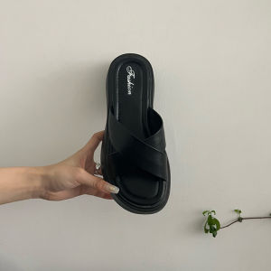 QJshop  พร้อมส่งจากไทย รองเท้าส้นตึก สายไขว้ ดีไซน์สวย เก็บเท้า ใส่แล้วดูเท้าเรียวขึ้น มีให้เลือกหลายสี กันน้ำ กันลื่น วัสดุยางอย่างดี ใส่สบาย สำหรับใส่เที่ยว ใส่ออกงาน คือเหมาะมาก