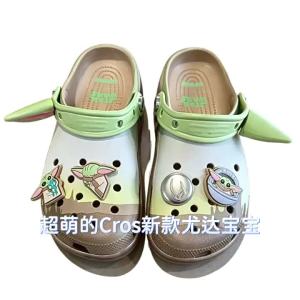 Crocs Dép sục Star Wars Yoda Baby mẫu mới kiểu đôi đế mềm chống trượt đi ngoài trời đi biển.