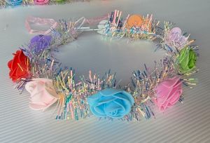 มงกุฎดอกไม้ มีไฟ พันก้านด้วยสายรุ้ง สวยงาม งานปัจฉิม สำเร็จการศึกษา แสดงความยินดี