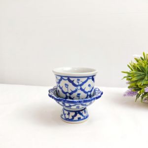 แก้วน้ำถวายพระพุทธรูป ถวายน้ำหิ้งพระ ( 1เซ็ท 2ชิ้น พาน3นิ้ว +แก้วเซรามิค )  แก้วน้ำถวายพระ ลายไทย