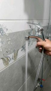 Vòi rửa mặt  lavabo nóng lạnh  đồng thầu mạ crôm bóng tay gật gù( sản phẩm gồm: vòi + chân + 2 dây cấp lỗ). Thiết Bị Vệ Sinh Vòi Nước Đa Năng Vòi Rửa Mặt Bảo Hành 6 Tháng - Lazada