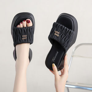 LHMonday แบบใหม่ขายดี รองเท้าแตะแฟชั่นแบบสวม รองเท้าแตะแบบสวมเสริมส้น  เป็นงานเสริมส้น น้ำหนักกลางๆ ไม่เบาไม่หนักจนเกินไป ด้านหน้าตรงที่สวมติดตัวอักษรสีทอง ซื้อเลย อย่าช้า