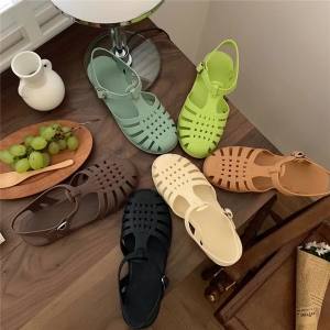 Summer 2026 Women Roman Jelly Sandals Retro Flat Transparent Crystal Beach Sandals Round Toe Casual Hollow Out Designer Shoes