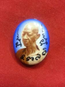 ล๊อกเก็ตรูปเหมือนครึ่งองค์ หลวงปู่ข้าวแห้ง ยิ้มรับทรัพย์ องค์ครู ฉากสีฟ้า