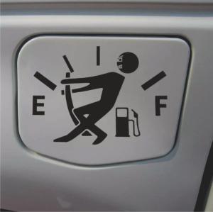 Cutting sticker gambar keren di tengki mobil