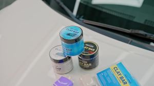 ชุดดินเหนียวและน้ำมันหล่อลื่นสำหรับการดูแลรักษารถยนต์ - 4 แพ็ค (4x100g) ดินเหนียวสำหรับการดูแลรักษารถยนต์ + 16.9 fl. โอซ สเปรย์หล่อลื่น + ผ้าขนหนูไมโครไฟเบอร์ทำความสะอาด 4 แพ็ค