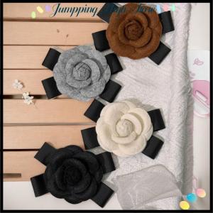 【Jumpping】 เข็มกลัดดอกไม้คาเมลเลียใหม่มีโบว์ผูกเสื้อสำหรับสตรีเครื่องประดับปกเสื้อเข็มกลัดสำหรับงานแต่งงานแนววินเทจสำหรับผู้หญิง
