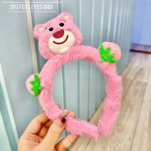 Cài Tóc/Băng Đô Lông Gấu Dâu Lotso Đáng Yêu Hot Xu Hướng Mới Phụ Kiện Thời Trang Cho Nam Nữ Và Bé