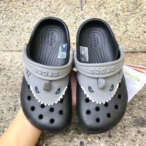 Giày sục crocs chuẩn xịn chống hôi chân nhựa tế bào êm mềm dẻo bền đi mưa lội nước đi biển cho trẻ em sừng cá mập đen