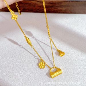 Một chiếc vòng cổ mặt dây chuyền hình khóa an toàn được trang trí họa tiết hoa và phủ lớp men màu vàng tương tự như những mẫu vòng cổ thường thấy trong các cửa hàng trang sức đi kèm một sợi tua rua. Đây là một chiếc vòng cổ thời trang dành cho phụ nữ.