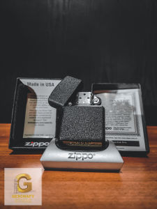 ZIPPO Black Crackle 28582 Original dengan Suara Ting Aksen Orange Seal Warna Hitam