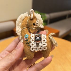 GEORG Vải Móc khóa ngựa con Làm thủ công Dây thừng tết dây chuyền ba lô Dễ thương mini Trâm cài hình động vật thêu Phụ kiện túi xách