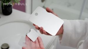 Gương tắm không tạo hơi nước HONEYBULL dùng để cạo râu không cần khoan nhỏ gọn kích thước 4x6 inch. Bao gồm móc treo dao cạo râu lắp đặt không cần dụng cụ gương phẳng nhỏ gọn phản chiếu rõ nét chất liệu acrylic chống vỡ.