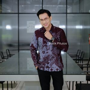 Kemeja Batik Pria Motif Burung Warna Merah Burgundy – Kemeja Elegan Premium Adem & Nyaman Dipakai