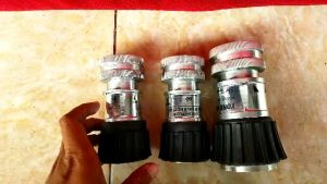 VARIABEL NOZEL NOZZLE SPRAY PEMADAM (Ukuran 15\\\" - 2\\\" - 25\\\")\n Apa Itu Nozel Nozzle Untuk Kebakaran?\nNozel nozzle untuk kebakaran adalah alat penting dalam sistem pemadam api yang bertujuan untuk menyemprotkan air atau bahan kimia pemadam api lainnya pada sumber api. Nozel nozzle memiliki berbagai ukuran dan jenis, salah satunya adalah variabel nozel nozzle spray pemadam dengan ukuran 15\\\", 2\\\", dan 25\\\".